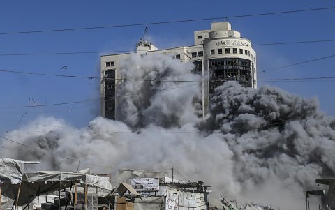 Humo se eleva desde el edificio Abu Ghanima tras un ataque aéreo israelí en la Ciudad de Gaza, Franja de Gaza.