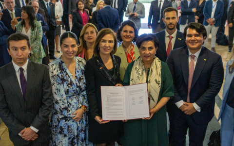 La embajadora de Turquía, Basak Yalçin, y la canciller Gabriela Sommerfeld sostienen el acta  constitutiva del Capítulo Ecuador del Consejo Empresarial Turco-Ecuatoriano.