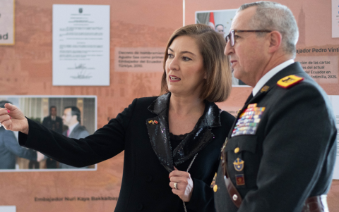 La embajadora de Turquía, Basak Yalçin, e Iván Rodrigo Vásconez Hurtado Comandante General de la Fuerza Terrestre.