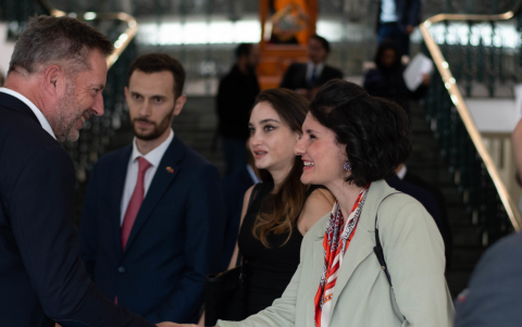 Hubertus Klink saluda a Aysegül Gençoglu.