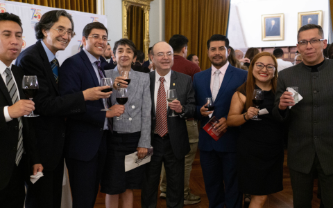 Funcionarios de los departamentos de Protocolo y Dirección del Archivo Histórico de la Cancillería.