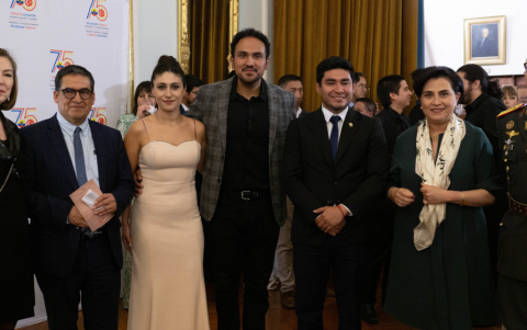 La embajadora de Turquía, acompañada de José Suing Nagua, los artistas Elif Sánchez y Paúl Sánchez, Christopher Jaramillo, Gabriela Sommerfeld e Iván Rodrigo Vásconez.