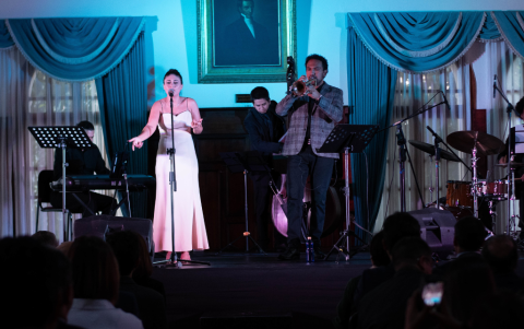 La cantante Elif Sánchez y el trompetista Paúl Sánchez durante su presentación.