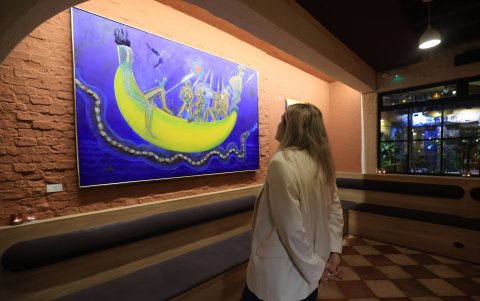 Las obras del artista combinan ironía, mitología y raíces ancestrales.