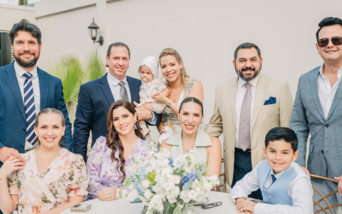 Jan Topic, los padres y el bautizado, Chafick Mahauad, Vladimir Toledo, Pity Guzmán de Topic, Daniela Guzmán de Toledo, Nabila Aucar de Mahauad y Vladimir Toledo Guzmán.