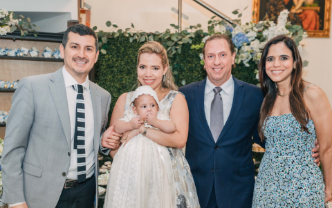 Armandito, sus padres Ricardo y Karla, acompañados de Miguel Ángel y Sandra de González.