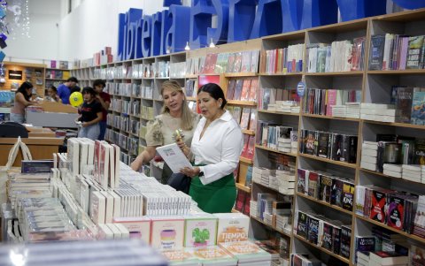 Adultos también encuentran piezas para leer y llevarse a casa.