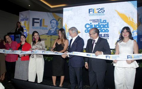 Autoridades presentes en la inauguración de la Feria del Libro