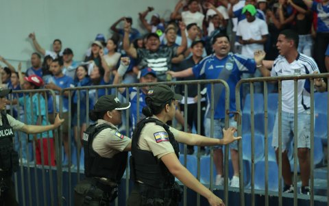 Emelec cayó ante Barcelona en el estadio Capwell y desató el enojo de su hinchada.