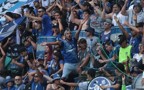 Hinchas de Emelec en el estadio George Capwell en el Clásico del Astillero.