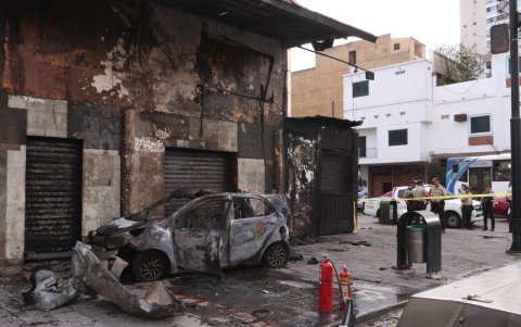 Restos calcinados del vehículo tras el atentado con coche bomba en el centro de Guayaquil.