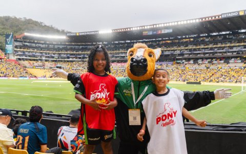 Pony Malta lleva la energía de los niños del Banco de Alimentos Diakonía al partido de la Tri.