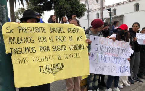 Los familiares de los pacientes que requieren diálisis portaron carteles frente a la Gobernación de Cotopaxi.