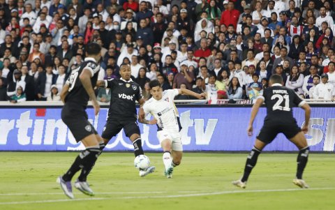 El volante chileno Fernando Cornejo (c) será titular en el mediocampo de Liga de Quito.