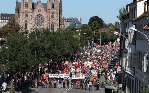 Los manifestantes marchan cerca de la Catedral de Notre-Dame de Strasbourg en Estrasburgo, el 18 de septiembre de 2025, durante un día de huelgas y protestas a nivel nacional.