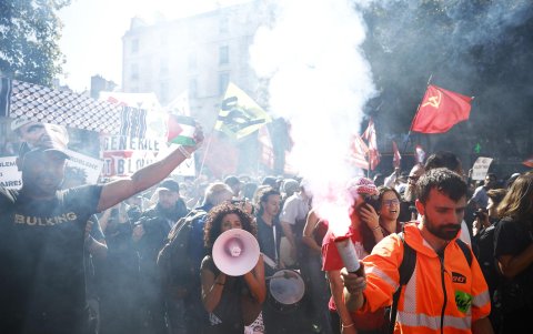 La gente participa en una manifestación contra las medidas de austeridad en el próximo presupuesto en París, Francia, el 18 de septiembre de 2025.