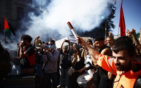Miles de personas en una manifestación contra las medidas de austeridad en el próximo presupuesto en París, Francia, el 18 de septiembre de 2025.