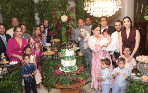 Eduardo acompañado de su familia.