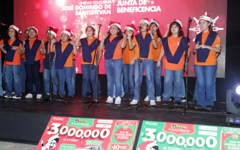 Durante el evento, se presentó el coro de la Unidad Educativa José Domingo de Santistevan.