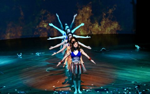 La historia sigue a una bailarina que está por dar a luz a su primera hija. El acontecimiento la impulsa a recorrer distintos territorios del Ecuador en busca de sabiduría ancestral.