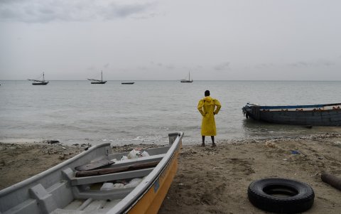 Un pescador observa el horizonte en una playa frente al mar Caribe, en  medio del despliegue de maniobras militares de EE.UU. y de Venezuela.