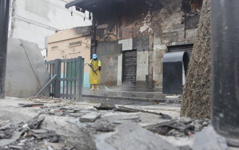 El ataque provocó daños a locales cercanos, fachadas de comercios y parte de la acera y vía. En el lugar predomina el miedo. La ciudadanía exige respuestas.