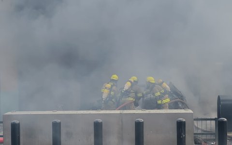 Vehículos, fachadas de comercios y locales cercanos resultaron afectados; bomberos y personal municipal realizaron la limpieza y habilitaron nuevamente la vía.