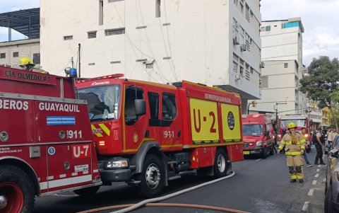 Daños materiales: Vehículos, fachadas de comercios y locales cercanos resultaron afectados; bomberos y personal municipal realizaron la limpieza y habilitaron nuevamente la vía.