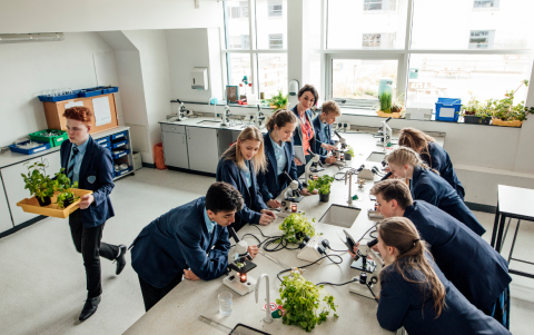 Por ahora la movilización indígena en Ecuador no afectará las clases presenciales, asegura el Ministerio de Educación.