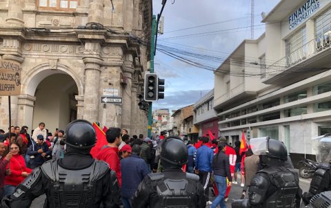 Presencia de policías y militares durante la protesta en Cotopaxi; manifestantes reclaman respeto a su derecho a la resistencia.