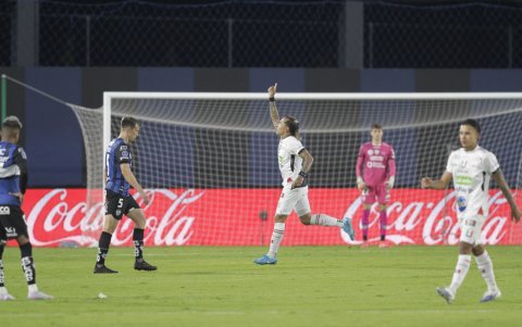 Dayro Moreno (c), de 40 años, marcó los dos goles del cuadro colombiano.