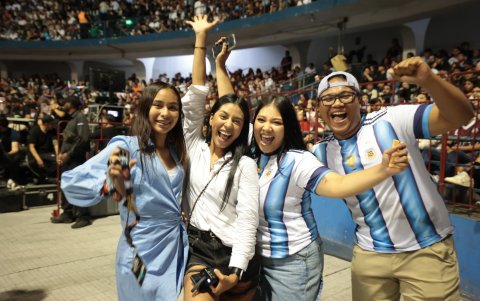 Los fanáticos de Paulo Londra: Sheila y Heidy Romero junto Otto e Ivania Gálvez