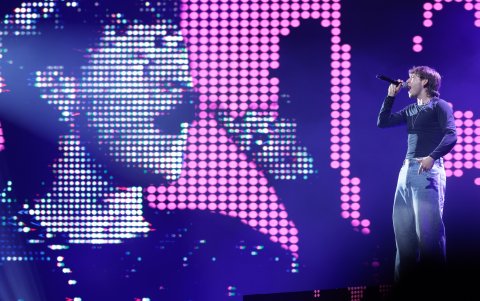 Paulo Londra sobre la tarima secundaria.