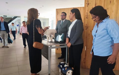 Empresas y reclutadores se dieron cita en la feria para conocer las propuestas de los estudiantes, quienes mostraron su talento en innovación y trabajo en equipo.