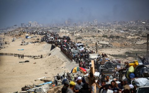 Palestinos se desplazan con sus pertenencias, por la carretera costera cerca del campo de refugiados de Nuseirat, en el centro de la Franja de Gaza, el 19 de septiembre de 2025.