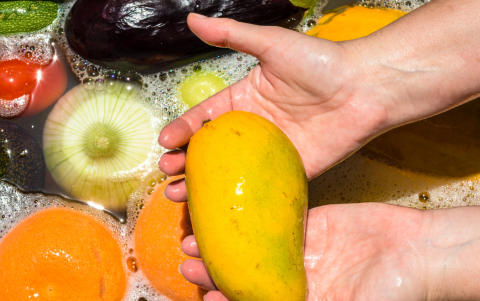 Desinfectar vegetales con ingredientes naturales ayuda a reducir el riesgo de enfermedades sin alterar su sabor ni textura.