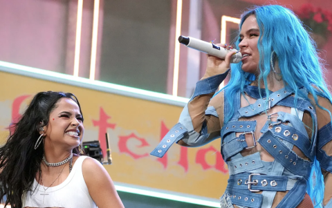 En Coachella 2023, Karol G y Becky G cantaron juntas “Mamiii”, marcando un momento icónico para el reguetón femenino en el festival.