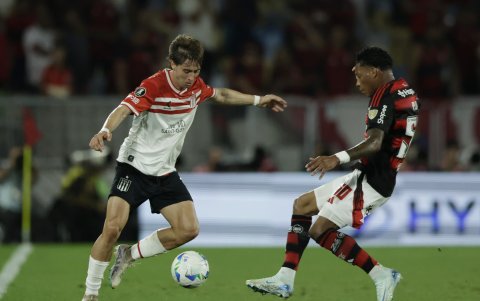 Gonzalo Plata estaba teniendo un destacado partido con Flamengo hasta la expulsión contra Estudiantes.