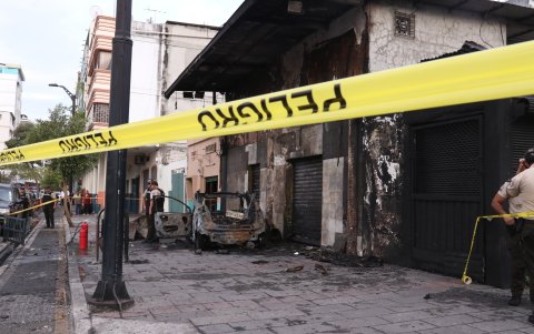 El coche bomba explotó frente a una discoteca en pleno centro de Guayaquil, alterando la vida urbana y generando temor entre comerciantes y vecinos.