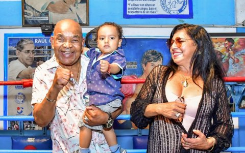Bolaños en familia, con su nieto Asher Bolaños Pérez y su esposa Lilian Arteaga.