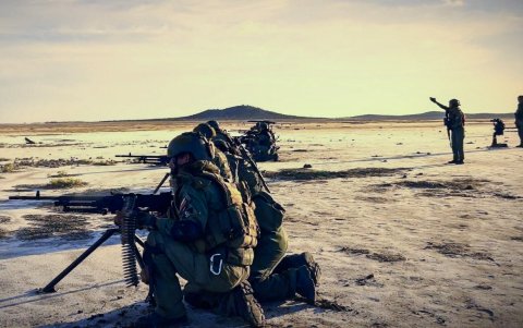 Foto muestra a soldados venezolanos durante ejercicios militares en las costas de la isla caribeña de La Orchila, Venezuela.