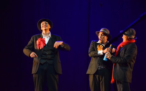 La puesta en escena buscó un diálogo constante entre el pasado y el presente.