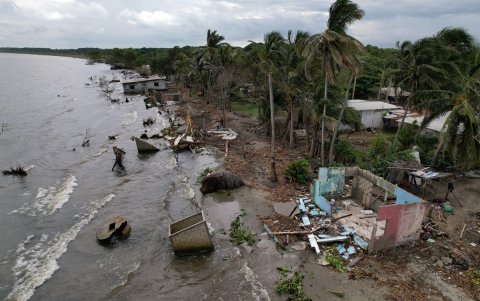 Fotografía aérea de casas destruidas por efecto de erosión marina e incremento de nivel del mar hoy, en la localidad El Bosque, municipio de Frontera, estado de Tabasco (México).