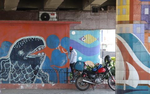 En ciertos lugares han dejado las rejas, pero esto no impide que haya ciudadanos que utilicen el espacio público como urinario.