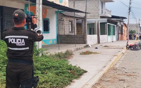 Las investigaciones de la policía por los tres crímenes ocurridos la tarde de este viernes