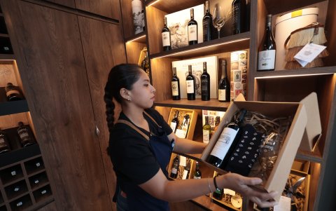 Bodega Dos Hemisferios ofrece pack con vinos y eventos personalizados.