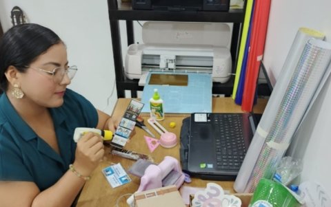 Una característica de regalo personalizado es que es artesanal; en la foto el taller de zona_creativaec.