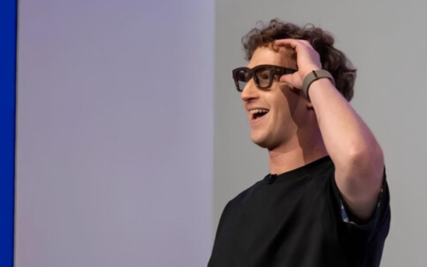 Mark Zuckerberg muestra las Meta Ray-Ban Display durante el evento Connect 2025.
