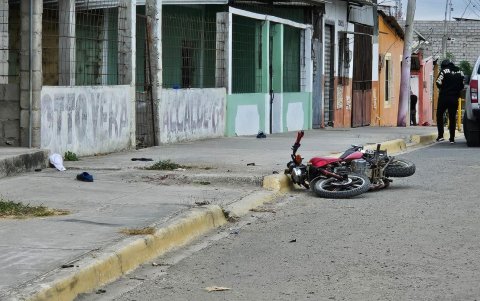 La moto y un arma de fuego constan como evidencia de presuntos sicarios que se accidentaron cuando huían después de un crimen