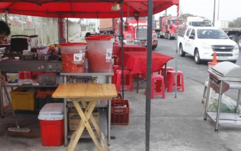 Los negocios junto al puerto de la avenida de la Marina operan con tranquilidad.
